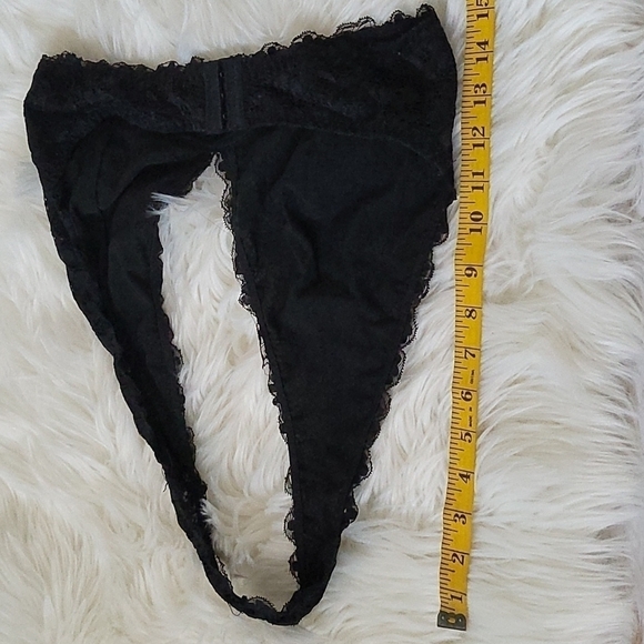 Sheer black lace bralette with adjustable hook and eye closure - Picture 10 of 11